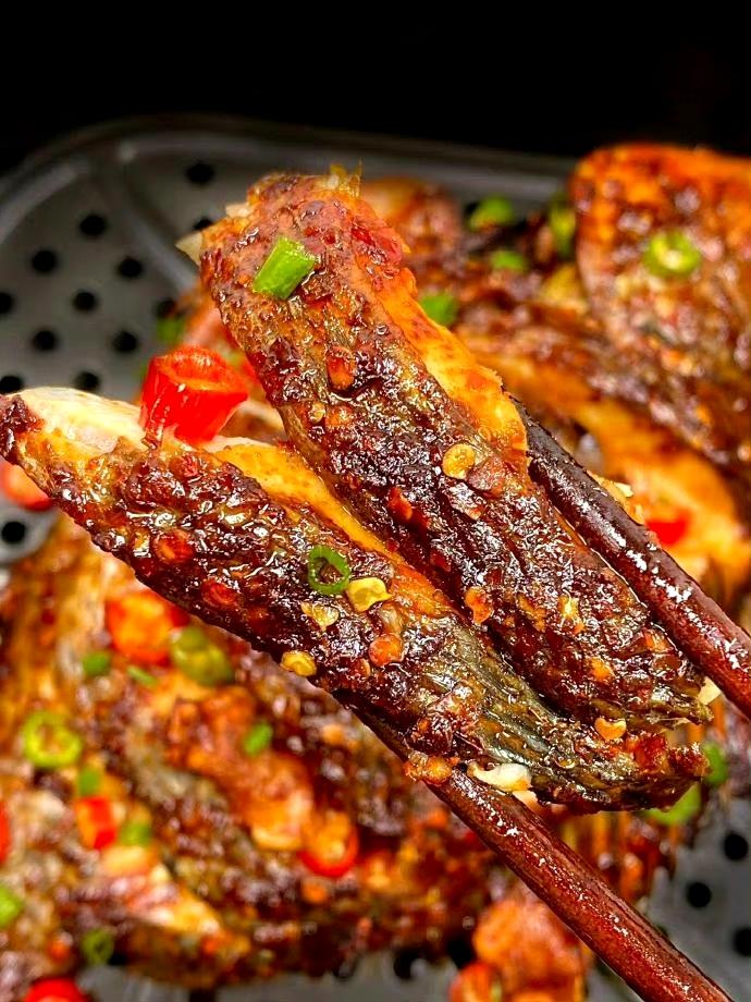 空气炸锅烤鱼真的一绝，巨巨巨好吃！ 的做法 步骤4